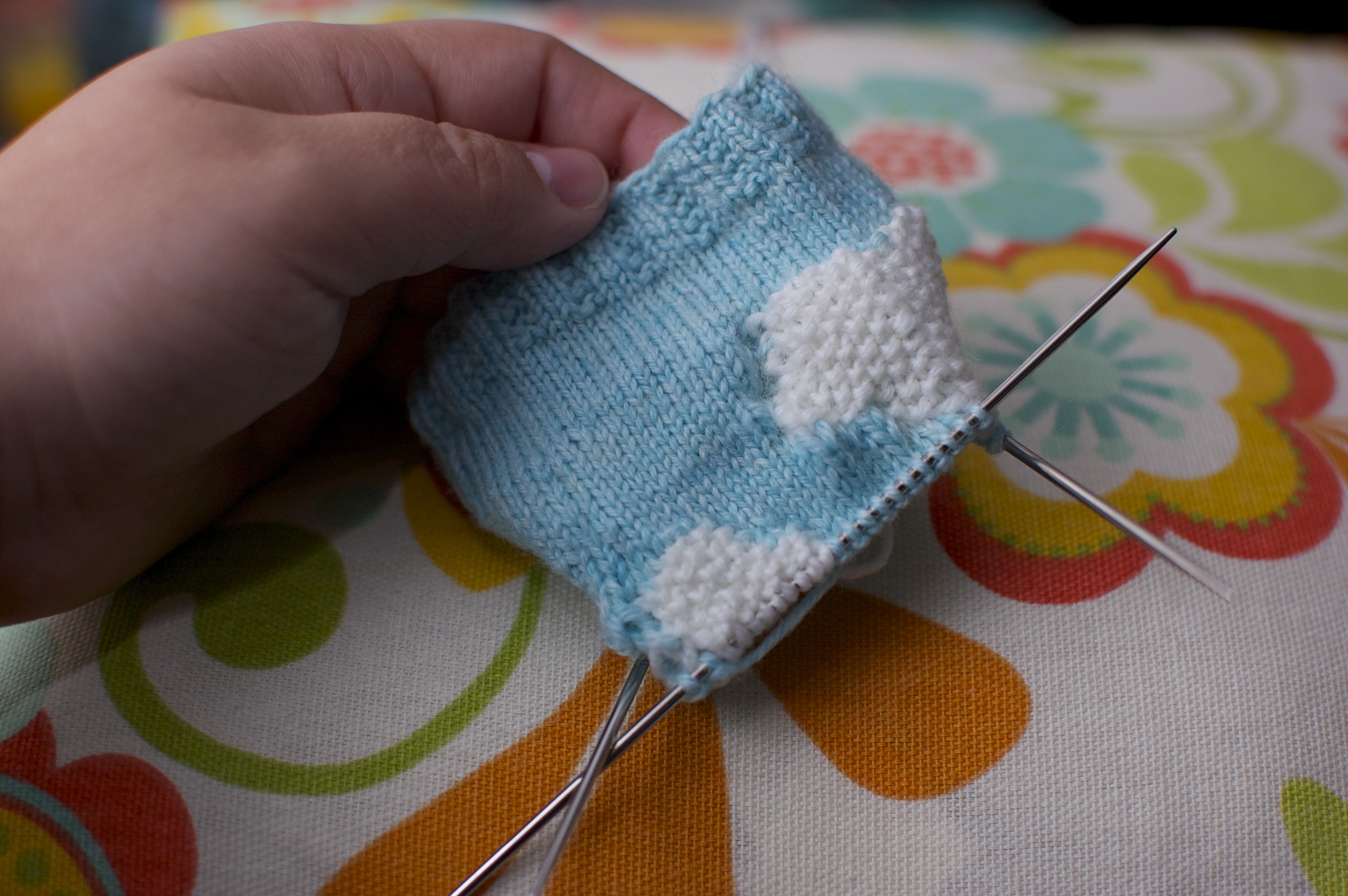 An example of puckered knitting caused by tight floating yarn